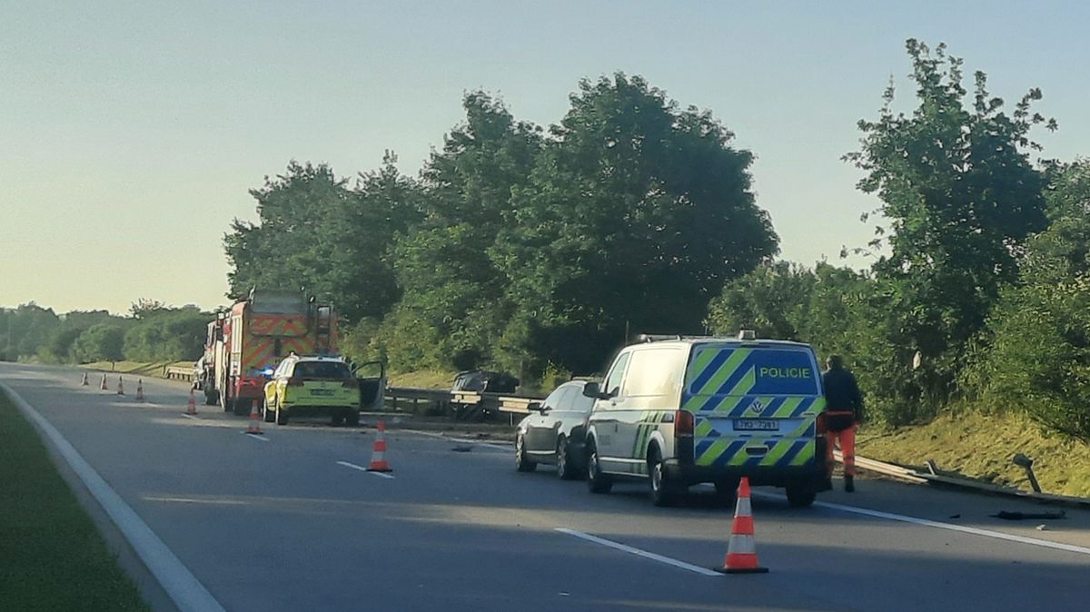Při havárii škodovky na D35 zemřeli dva lidé, další dva skončili v nemocnici